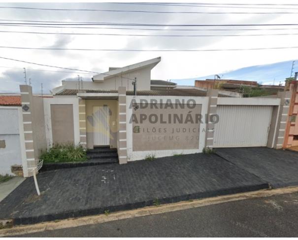 Casa com 2 quartos e 2 vagas em Patrocínio/MG