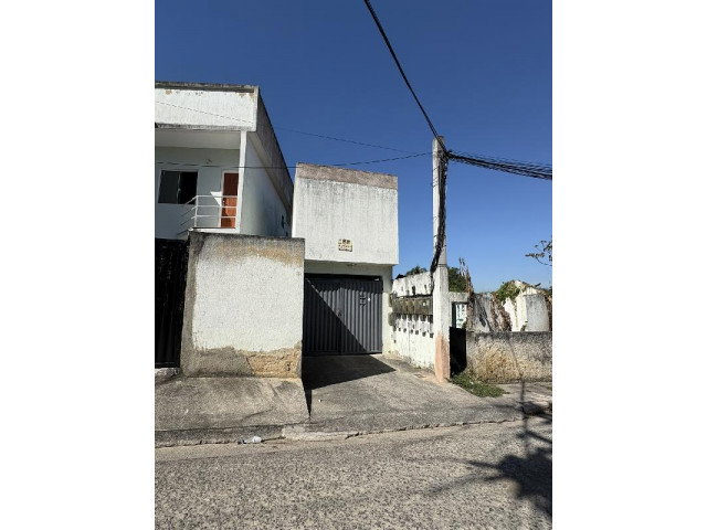 Casa com 100,09 m² de área total e terreno, desocupada