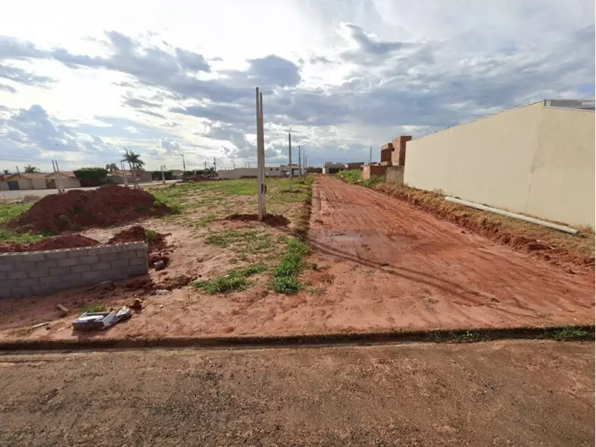 Terreno desocupado com 600m², ideal para construção