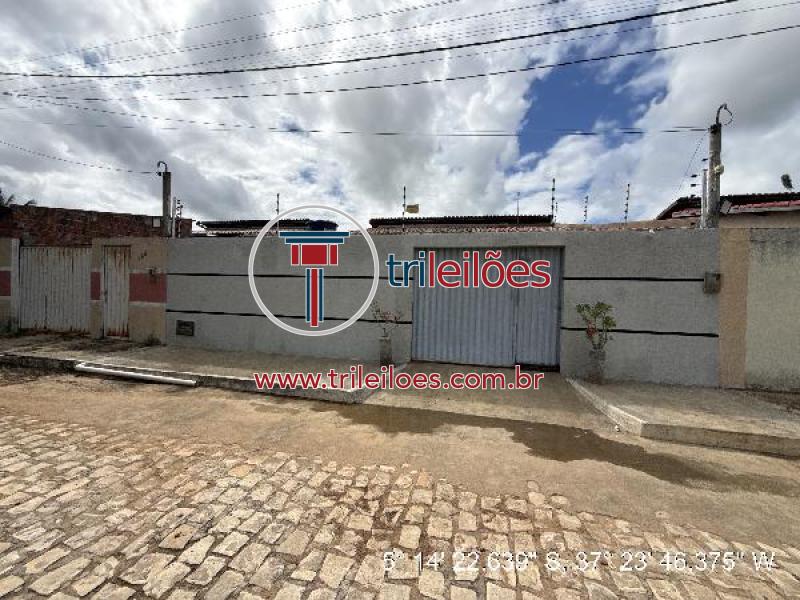 Casa com 2 quartos e 2 banheiros em terreno de 200 m²
