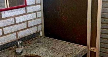 Casa padrão com 3 quartos, 2 banheiros, 1 lavabo, ocupada