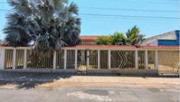 Casa com 3 quartos, 4 banheiros e 4 vagas de garagem