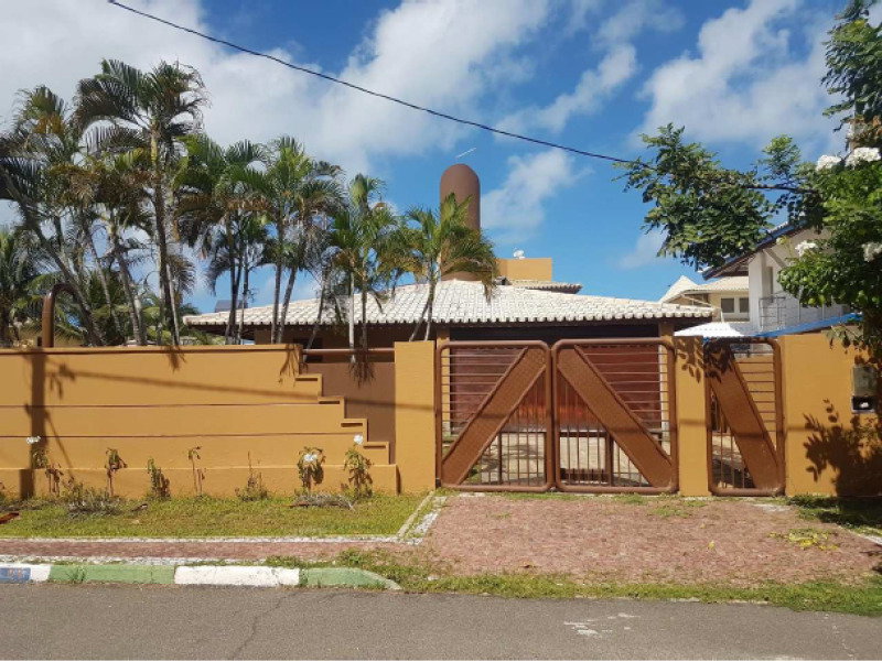 Casa Residencial em Guarajuba - 3 Pavimentos, 3 Quartos, Piscina