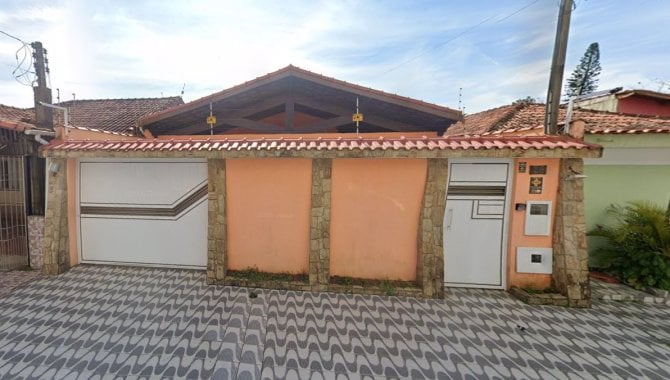 Casa térrea com 254m² construída e 380m² de terreno