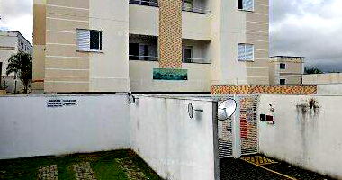 Terreno amplo de 963m² com topografia semiplana e vegetação