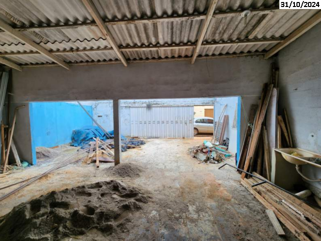 Casa com 3 quartos, suíte, 1 banheiro, cozinha, sala, garagem para 2 carros, 120m² construída