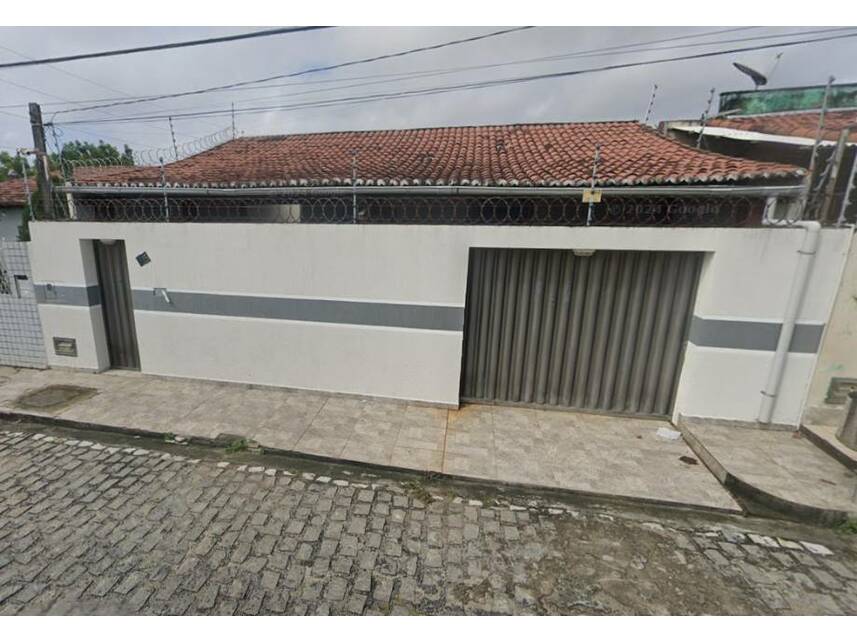 Casa Desocupada com 146m² Construída e 200m² de Terreno