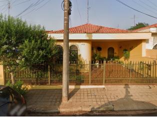 Casa aconchegante com 3 quartos, 2 banheiros e 243m² construída, ocupada