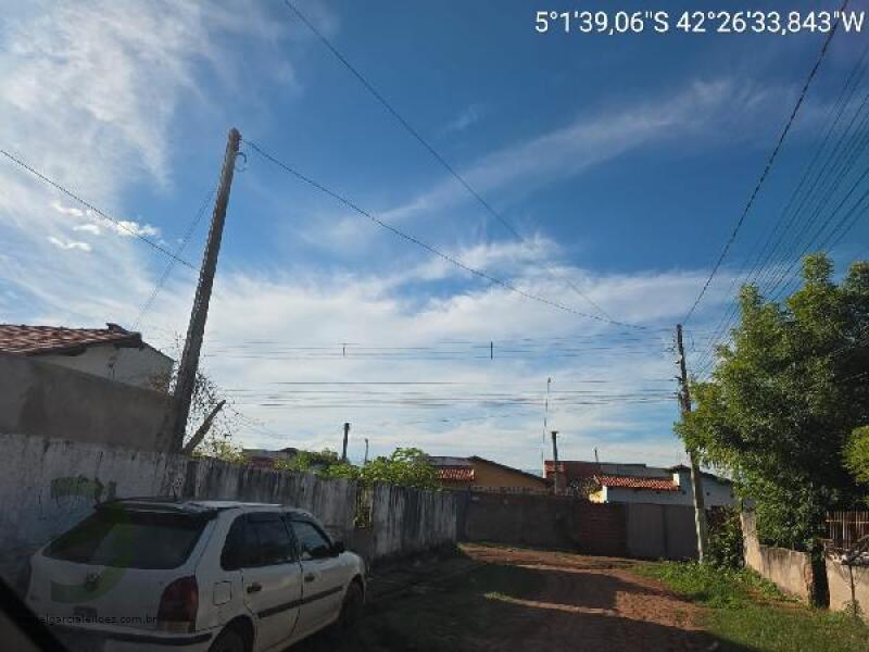 Casa com 2 Quartos e 1 Vaga em Altos - PI