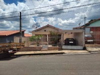 Casa com 3 quartos, 2 banheiros e 1 vaga em Angatuba/SP