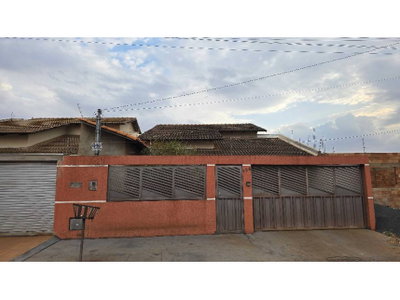 Casa ocupada com 1 vaga e 141 m² construídos