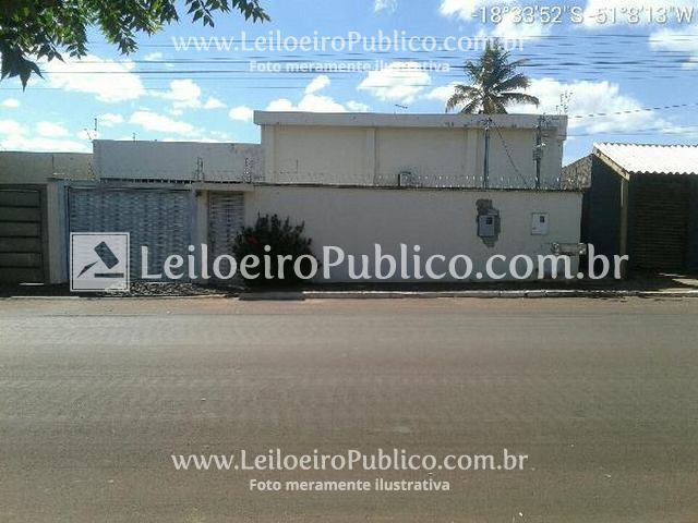 Casa com 4 quartos, 3 banheiros, 2 vagas e 338m² total