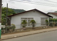 Terreno urbano com casa de madeira e alvenaria, 850m², 2 pavimentos