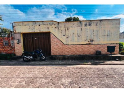 Casa ocupada com 179,05m² e amplo terreno