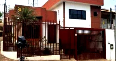 Casa Ocupada no Jardim Guanabara com Ampla Área Construída