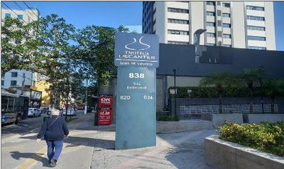 Sala comercial desocupada com 394m² e 16 vagas de garagem
