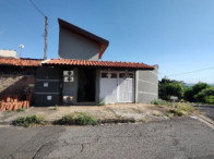 Casa com 3 quartos, 4 banheiros e 2 vagas de garagem