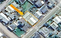 Casa e barracão ocupados em terreno de 420 m²