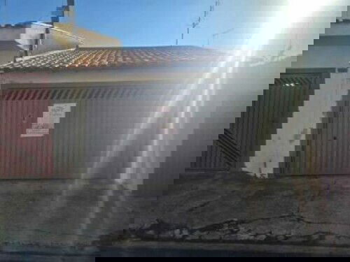 Casa com 2 quartos, 1 banheiro e 1 vaga, área construída 49,46m², imóvel ocupado