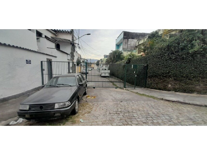 Casa com 250m² construídos, ocupada, em leilão