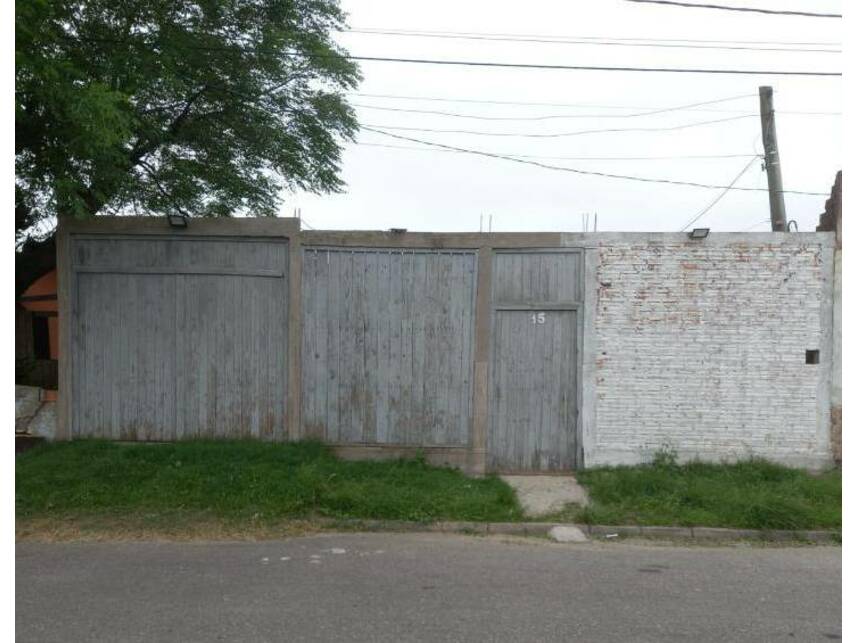 Casa padrão ocupada com 2 quartos, 1 banheiro e 1 vaga