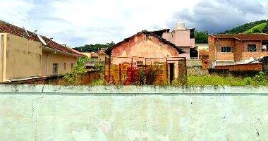 Casa com terreno amplo e pequena construção em estado ruim