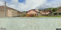 Casa com terreno amplo e pequena construção em estado ruim