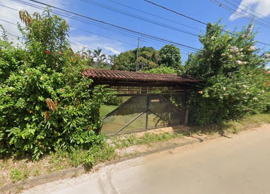 Casa de Veraneio em Santana do Paraíso/MG com Amplo Terreno