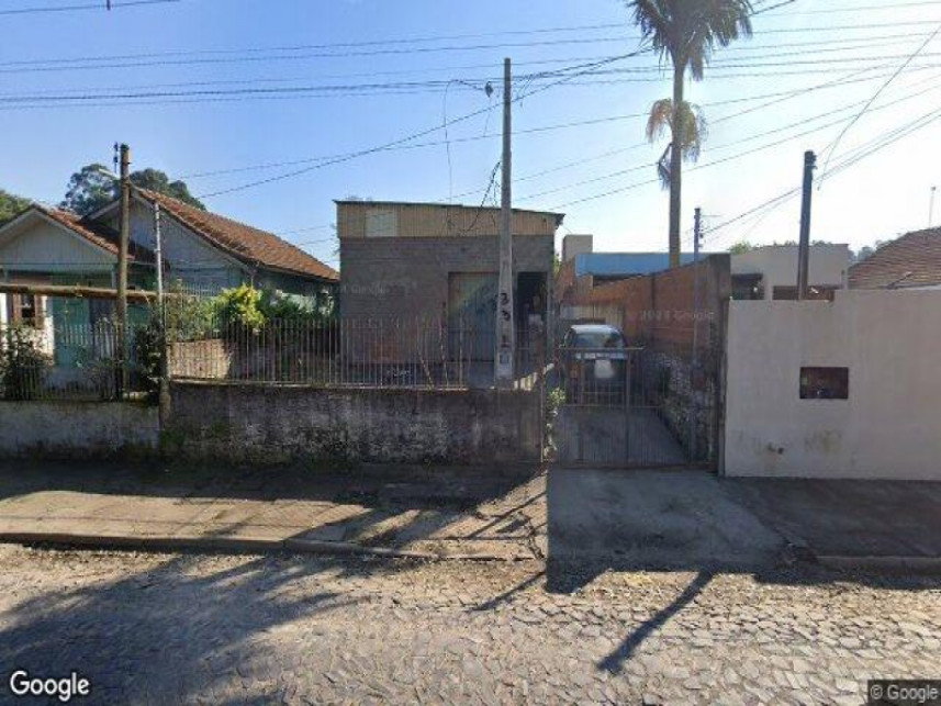 Casa ocupada com 1 dormitório e 100 m² construídos
