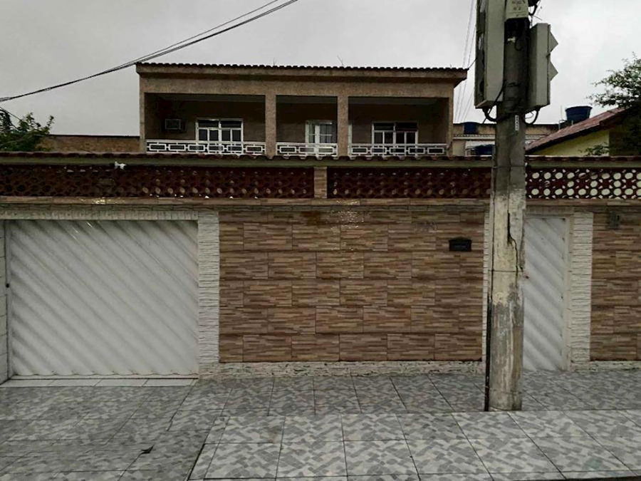 Casa padrão com 2 quartos, 1 banheiro, varanda e 1 sala, ocupada