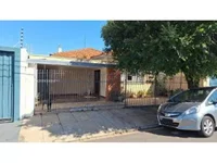 Casa com 1 vaga de garagem, 242m² de terreno e 153m² construída