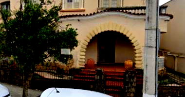Casa com 2 pavimentos e amplo espaço no Centro