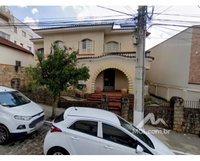 Casa com 2 pavimentos e amplo espaço no Centro