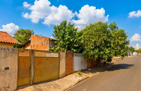 Casa com 81,60 m² em lote de 242 m², desocupada