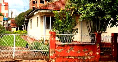 Terreno com 3 benfeitorias residenciais