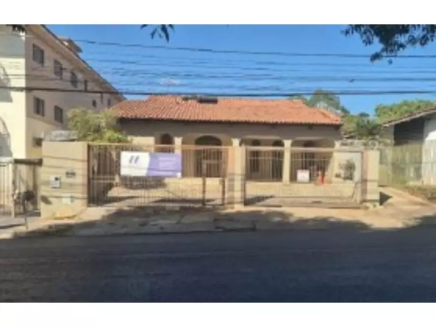 Casa em Leilão com 560m² de Terreno e 400m² Construída