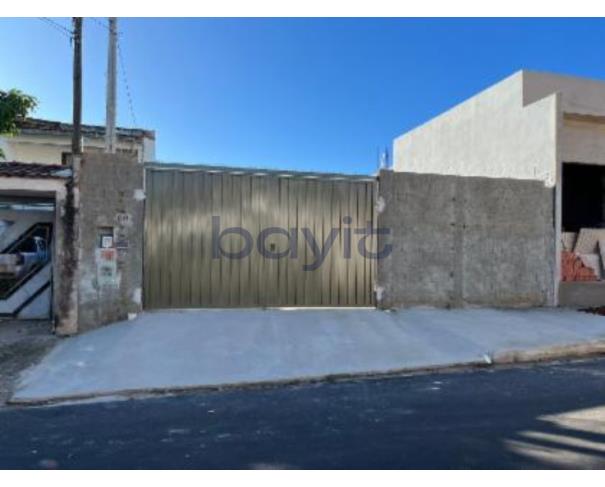 Terreno amplo de 250m² com 40m² construídos, desocupado