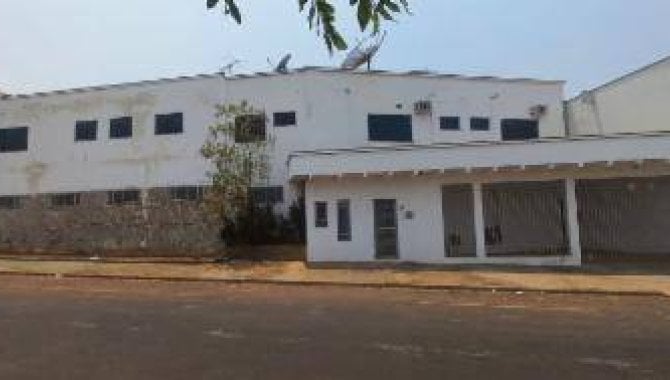 Casa padrão com 3 quartos e 4 banheiros em Rondonópolis