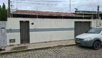 Casa padrão com 3 quartos, 2 banheiros e 1 vaga de garagem