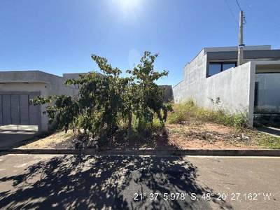 Terreno em Condomínio com 275m² em Matão