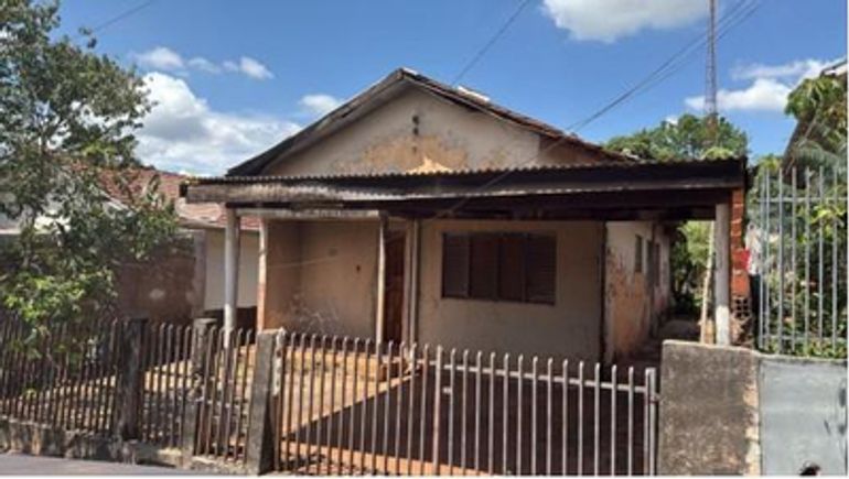 Terreno com Casa Antiga em Péssimo Estado