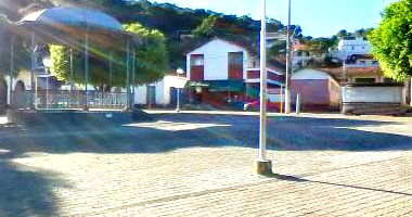 Sítio Bonsucesso com Casa Centenária e Estruturas Rurais