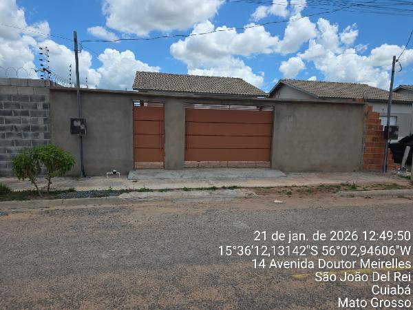Casa com 2 quartos, varanda e 1 vaga de garagem