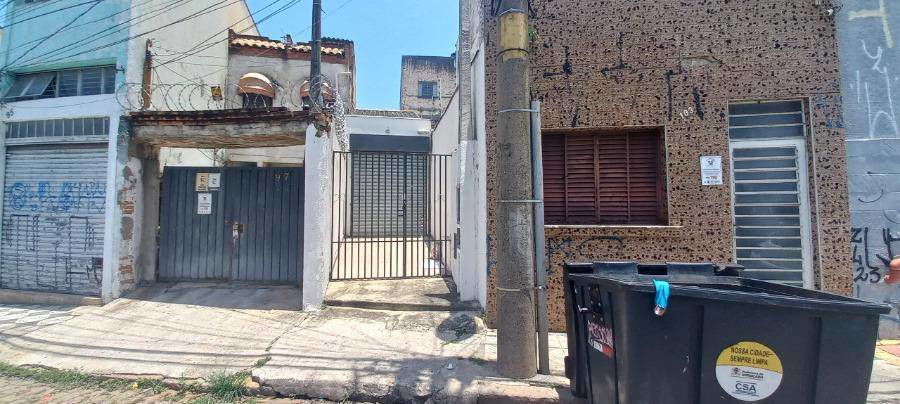 Casa ocupada com 72m² terreno e 46m² construída