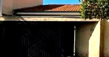 Casa ocupada de 208m² com terreno amplo, ideal para reformas
