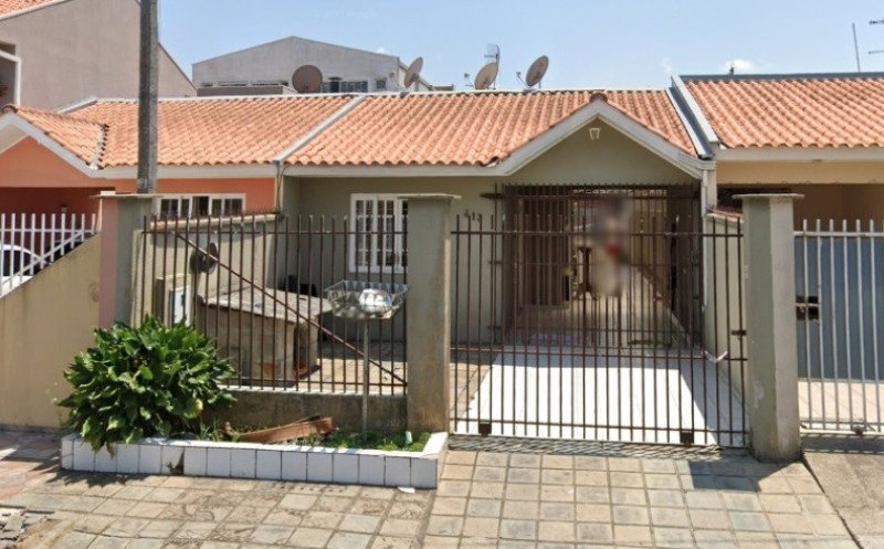 Casa com 3 quartos e 2 banheiros, área construída de 120m², desocupada