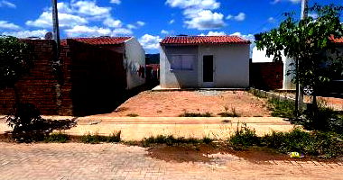 Casa com 2 quartos, banheiro, área de serviço e cozinha, 40m² construída