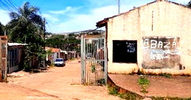 Casa residencial com 3 quartos, 2 banheiros, 1 vaga de garagem, 120m² construídos, ocupada.