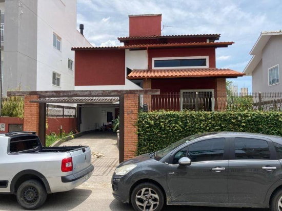 Casa com 3 vagas de garagem, 200,63 m² construídos