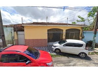Casa com 3 quartos, suíte, 2 banheiros e garagem
